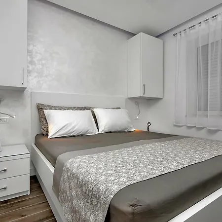 Deluxe Kate Makarska